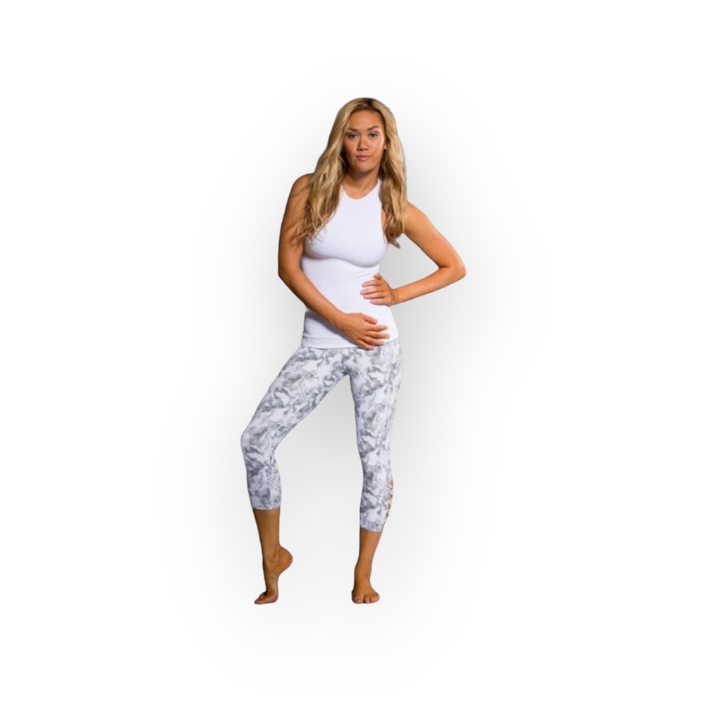 new Onzie Δ Hot Yoga Fitness Sweat Wicking Capris Δ White Jedi Print Δ M / L - Picture 2 of 16